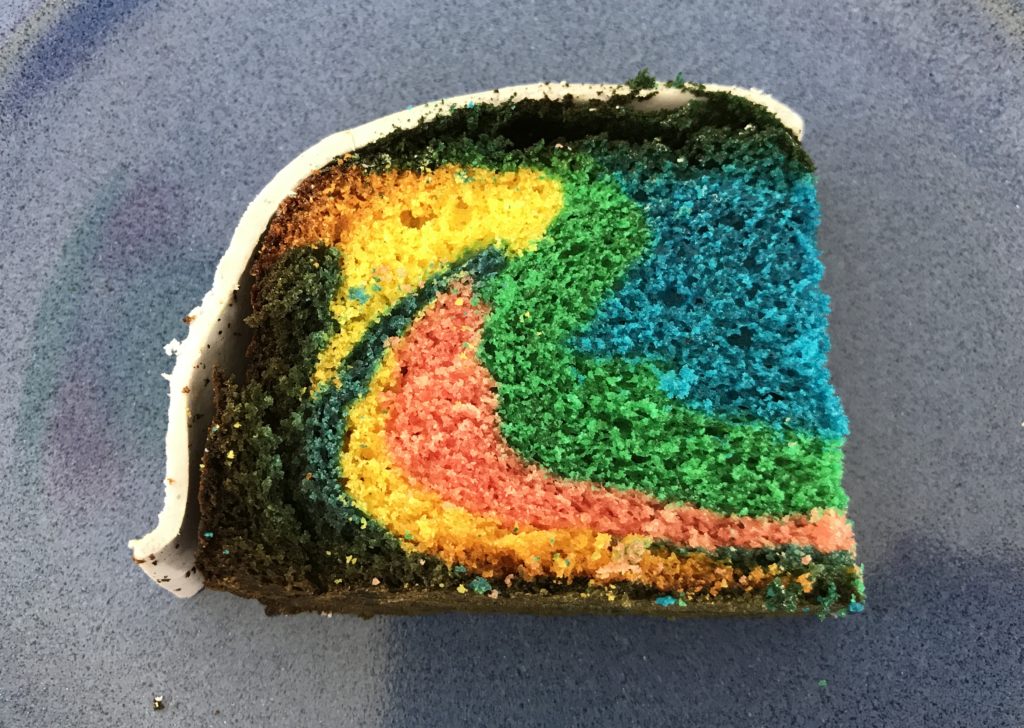 Ein Stück Regenbogenkuchen