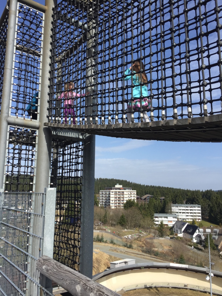 Panorama Erlebnis Brücke Winterberg Erlebnisberg Kappe mit Kindern