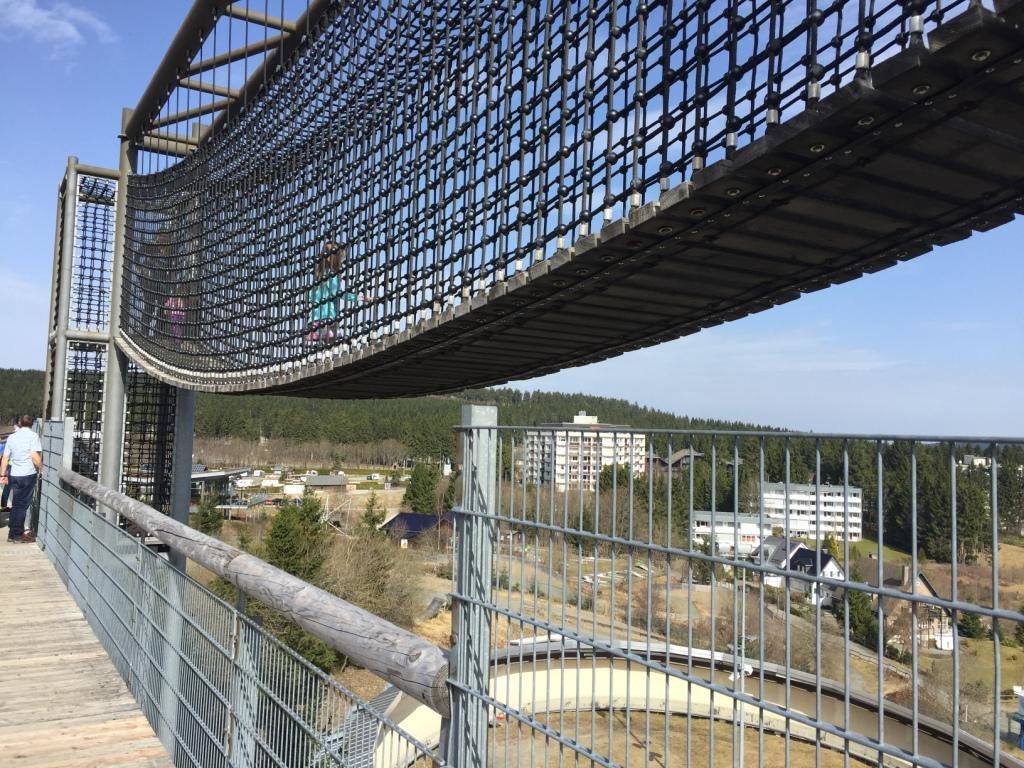 Panorama Erlebnis Brücke Winterberg Erlebnisberg Kappe mit Kindern