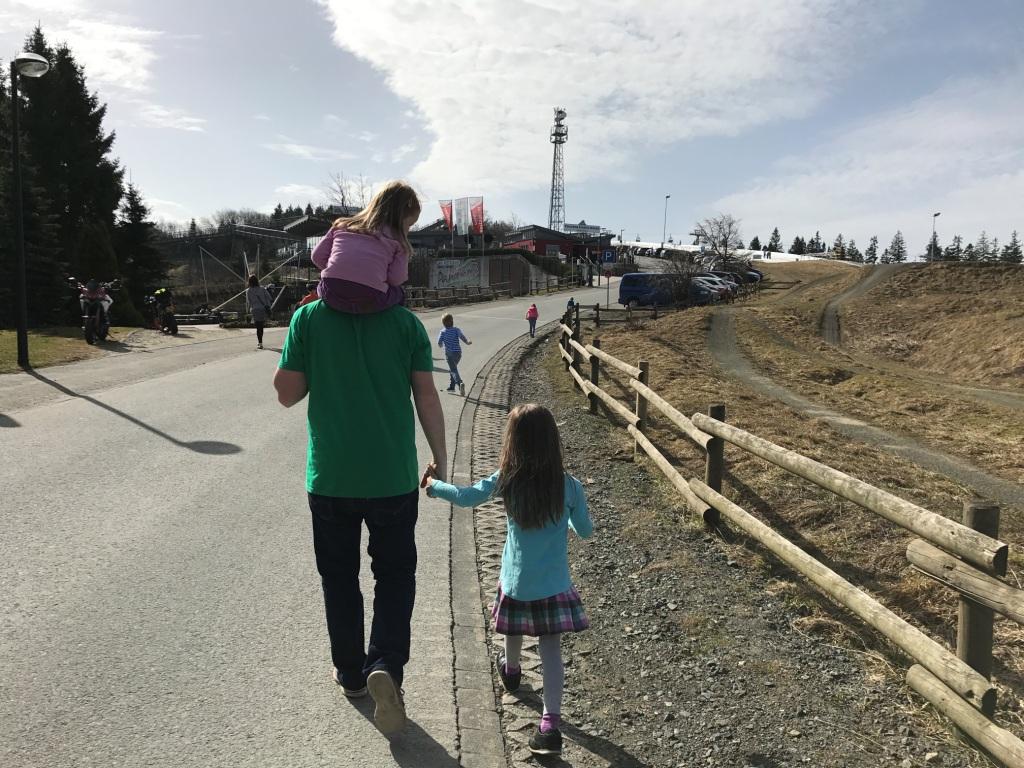 Panorama Erlebnis Brücke Winterberg Erlebnisberg Kappe mit Kindern