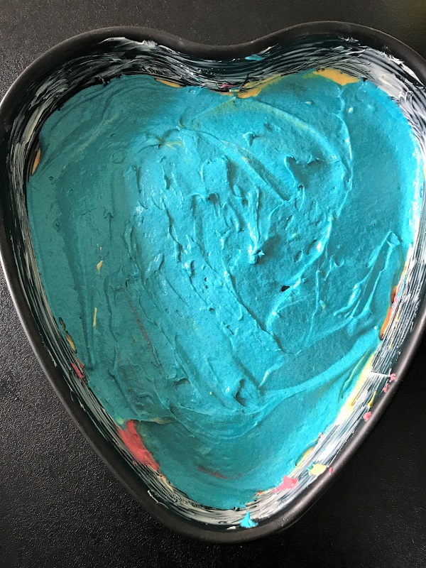 vierte Schicht für den Regenbogenkuchen in blau