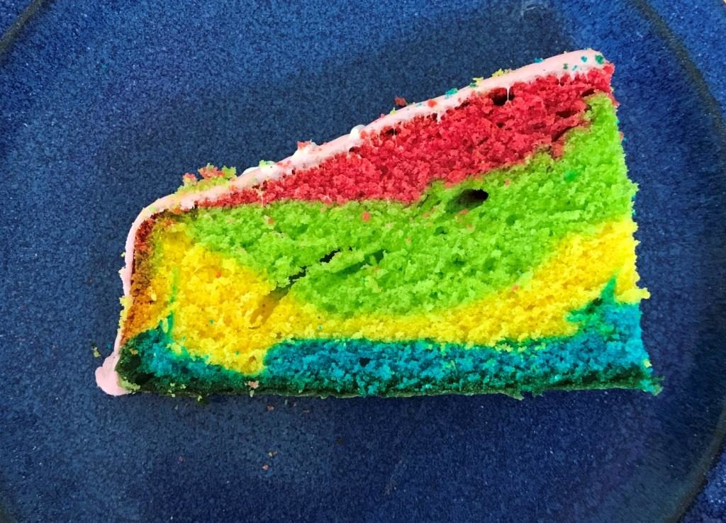 Regenbogenkuchen auf einem Teller