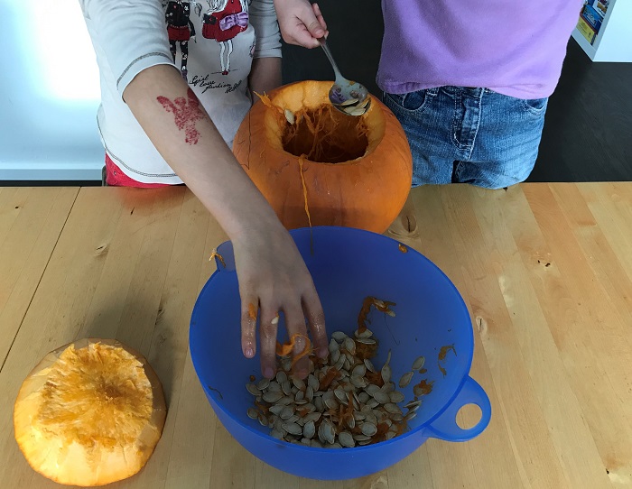 Halloween Kürbis aushöhlen