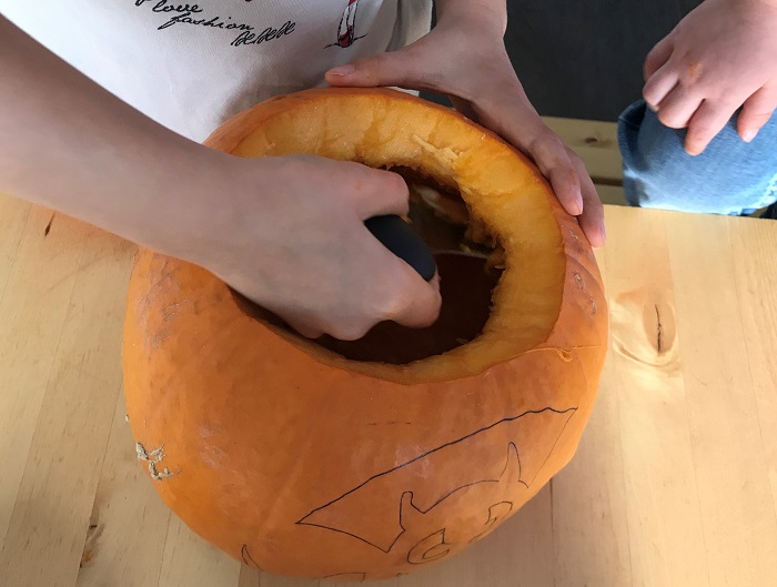 Halloween Kürbis aushöhlen