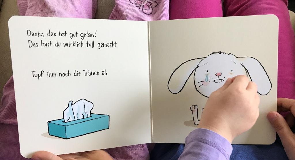 Buch-Rezension, Lesen mit Kindern: "Tupfst du noch die Tränen ab" mit Hasenkind von Jörg Mühle aus dem Moritz Verlag.