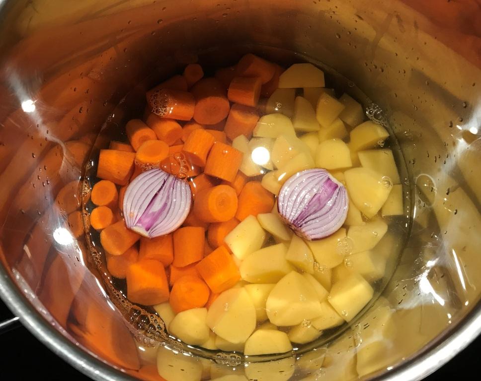 Rezept Kartoffel-Möhren-Eintopf - Zutaten im Topf
