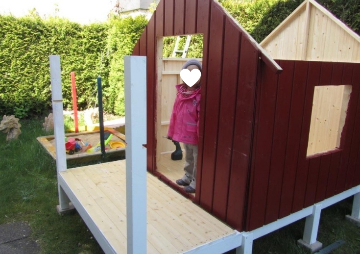 DIY-Projekt: Garten-Spielhaus für Kinder selber bauen - Das Aufstellen der Wände