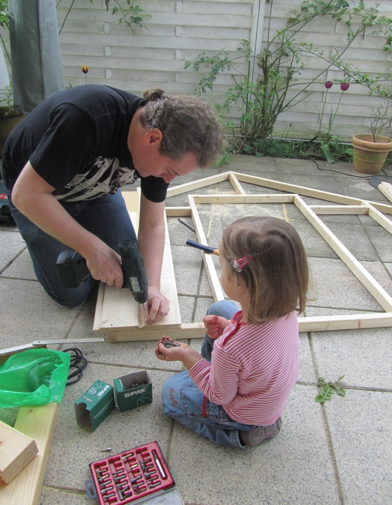 DIY-Projekt: Garten-Spielhaus für Kinder selber bauen