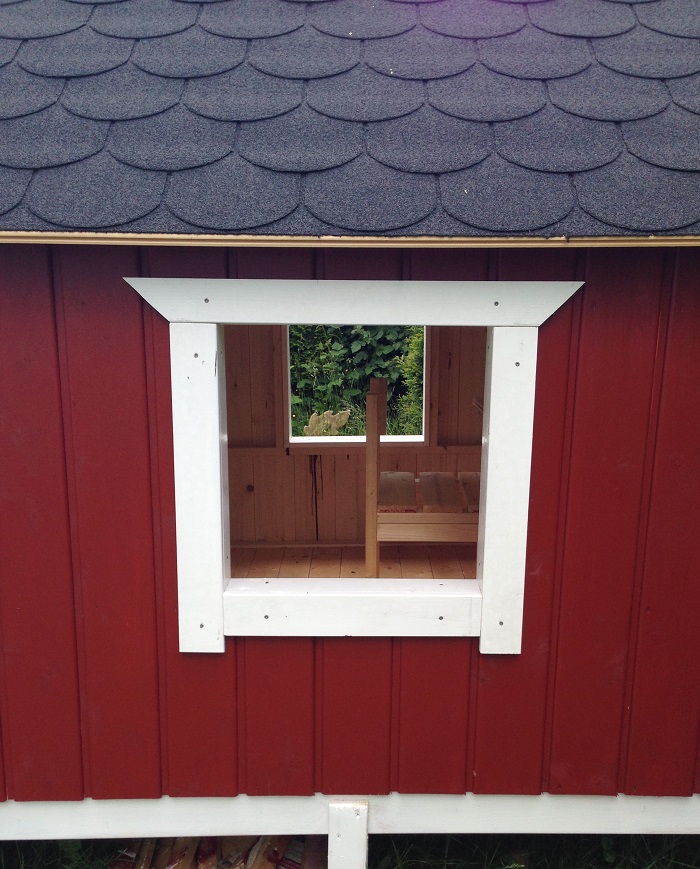 DIY-Projekt: Garten-Spielhaus für Kinder selber bauen - Verblendung Fenster