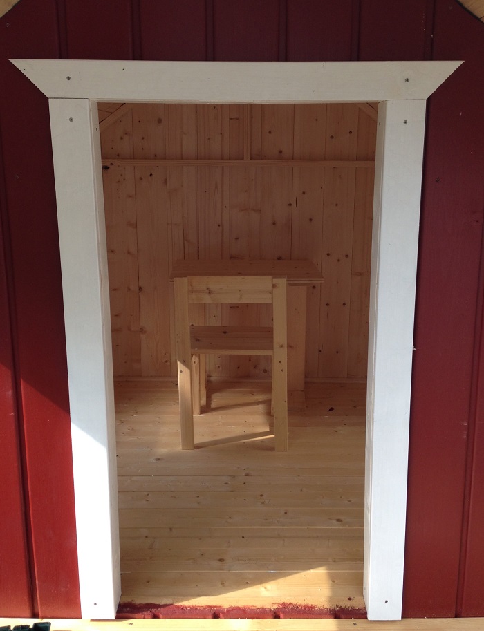 DIY-Projekt: Garten-Spielhaus für Kinder selber bauen - Verblendung Tür