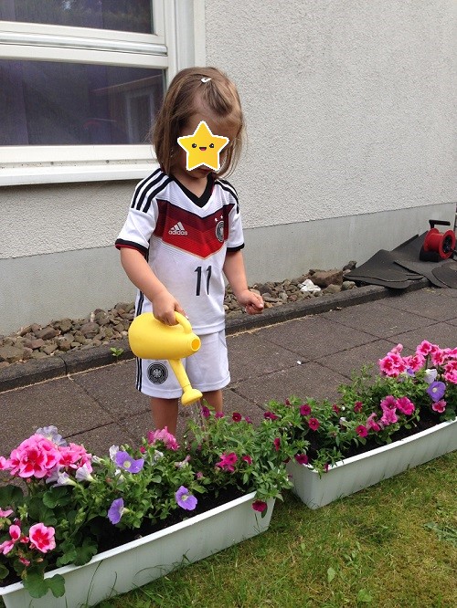 DIY-Projekt: Garten-Spielhaus für Kinder selber bauen - Blumenkästen