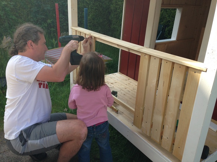 DIY-Projekt: Garten-Spielhaus für Kinder selber bauen - Verandageländer einbauen