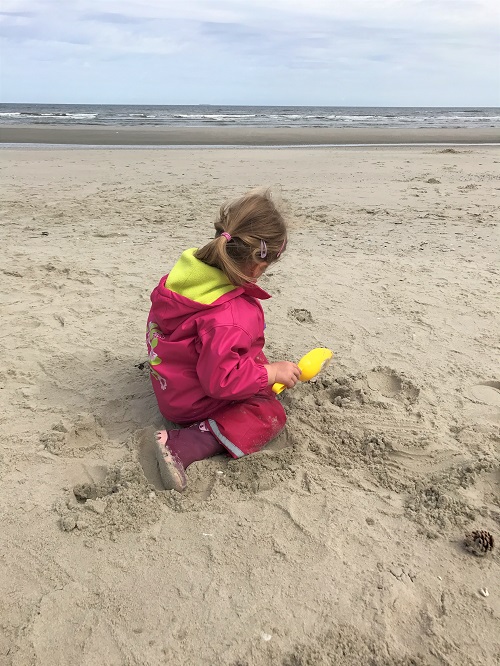 Urlaub auf Juist mit Kindern - Sandburg bauen