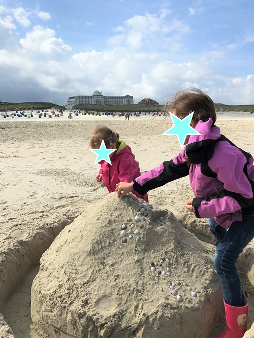 Urlaub auf Juist mit Kindern - Sandburg bauen