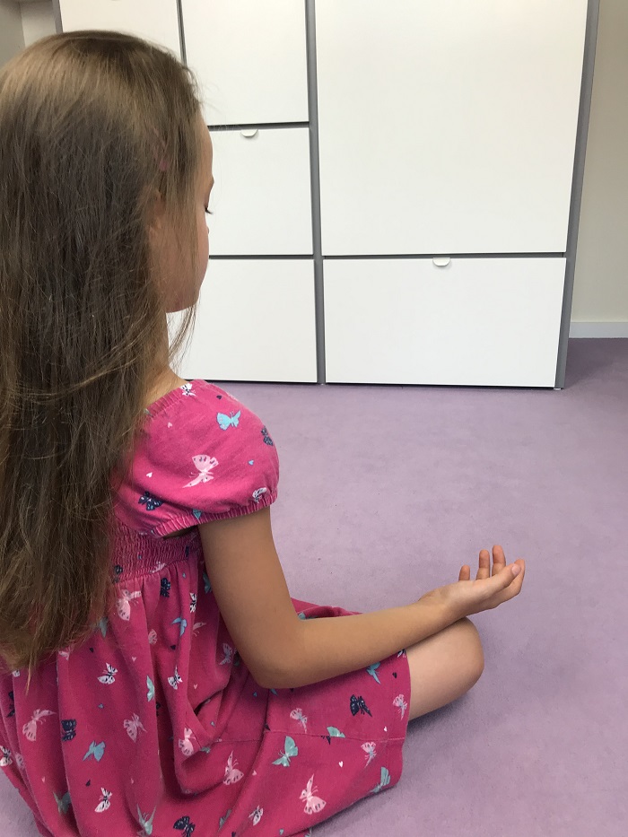 Meditation mit Kindern - BuddhaBoo App - Kind meditiert
