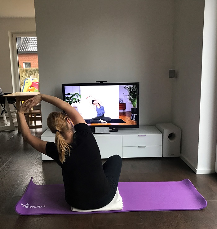 Yoga zu Hause auf der Yogamatte mit Mady Morrison