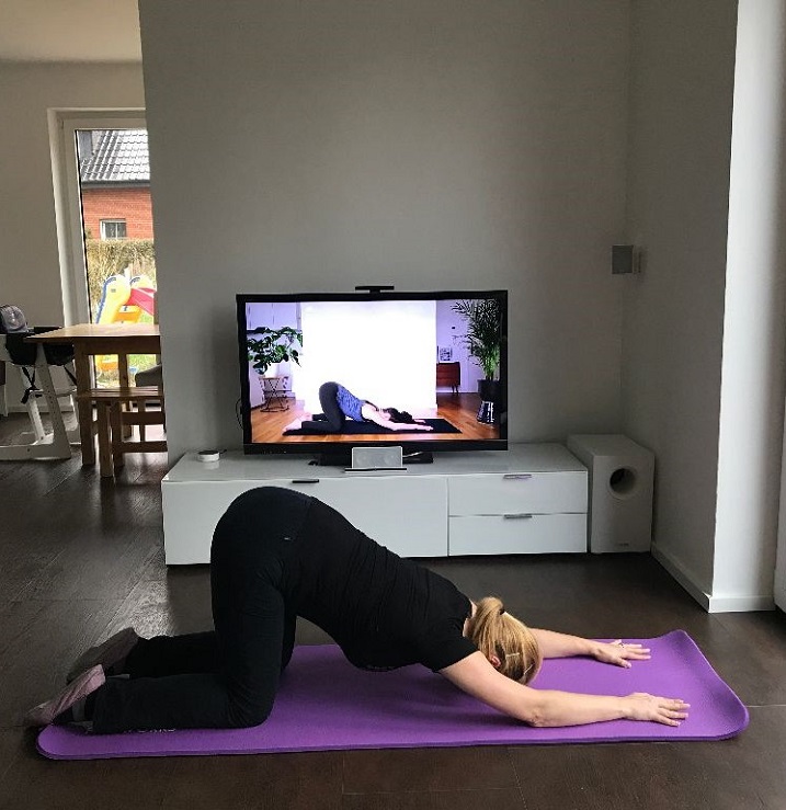 Yoga zu Hause auf der Yogamatte mit Mady Morrison