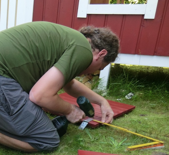 DIY-Projekt: Garten-Spielhaus für Kinder selber bauen - Kistenbänder montieren