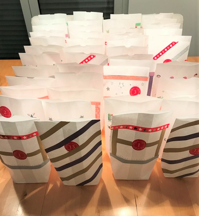 Adventskalender basteln und befüllen - befüllte Tüten