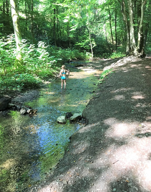 30am30 - 30 schöne Momente im August 2020 - Abkühlung in einem Bach im Wald