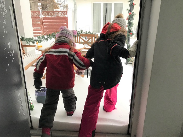 30am30 - 30 schöne Momente im Februar 2021 - Kinder stürmen in den Schnee